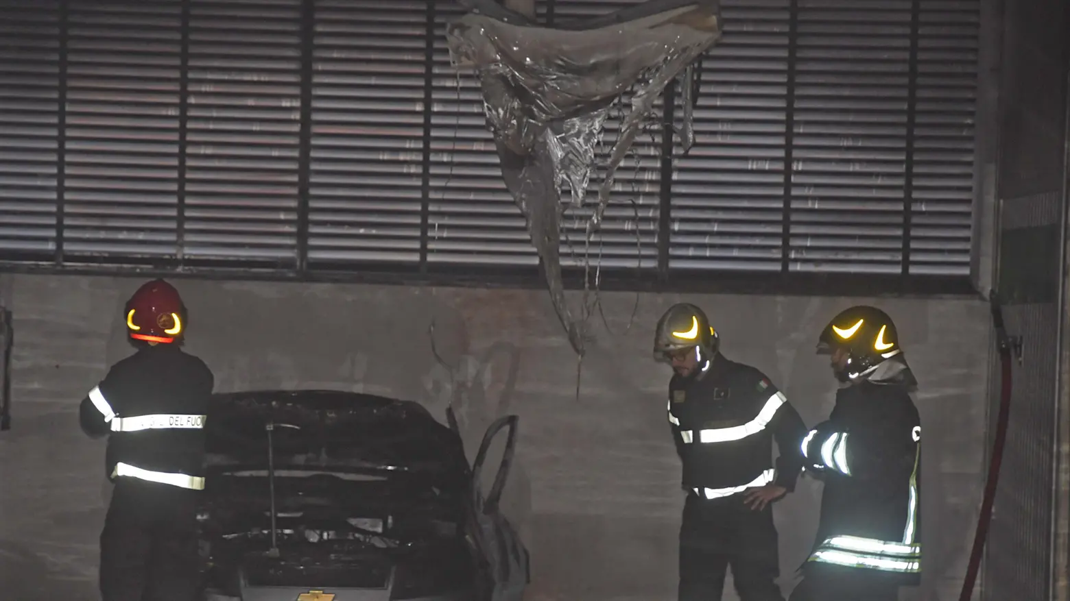 Boato, fiamme e paura Auto esplode nel garage Grave un senzatetto Boato, fiamme e paura Auto esplode nel garage Grave un senzatetto