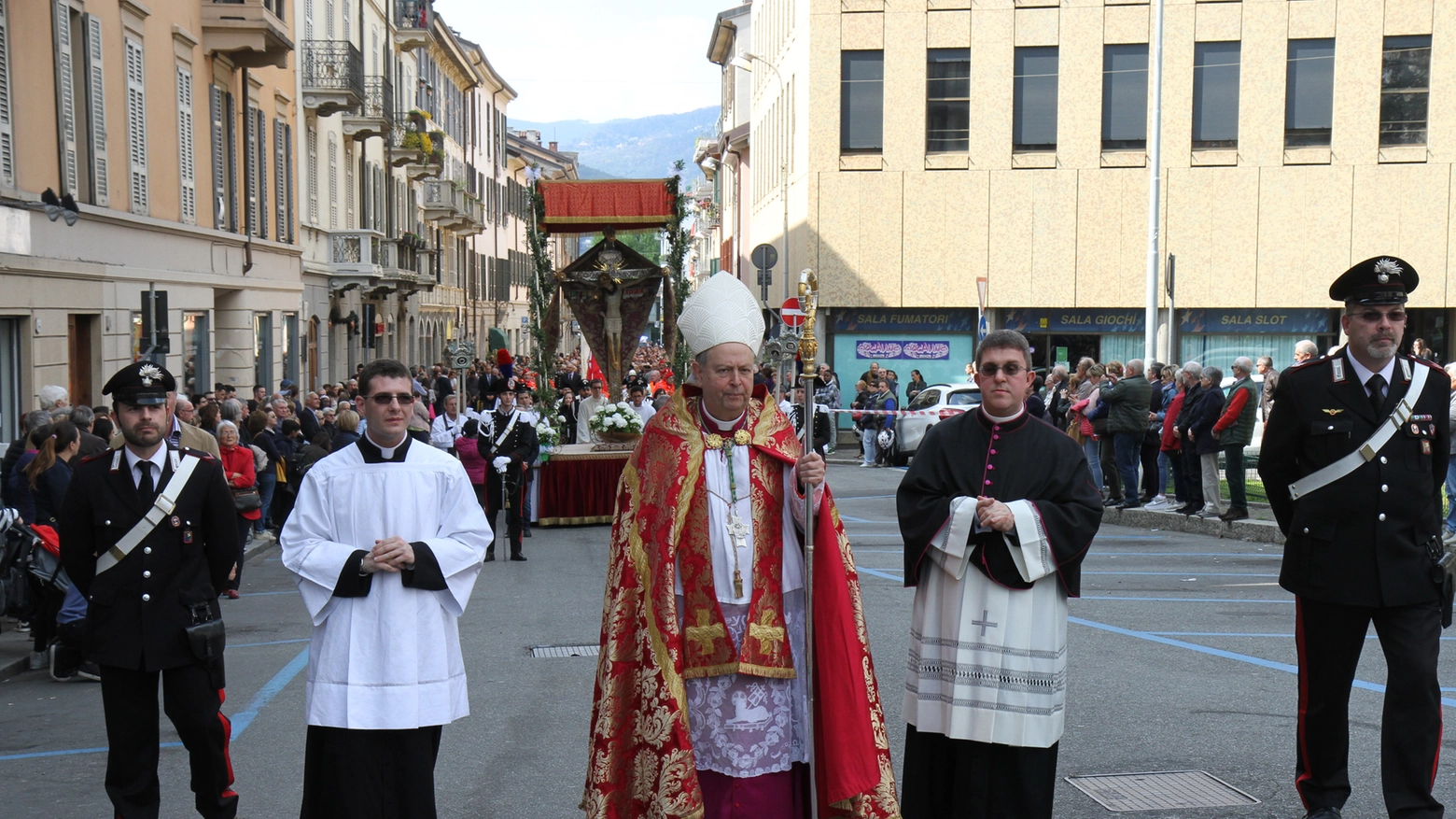 Monsignor Oscar Cantoni alla processione del Venerdì santo a Como
