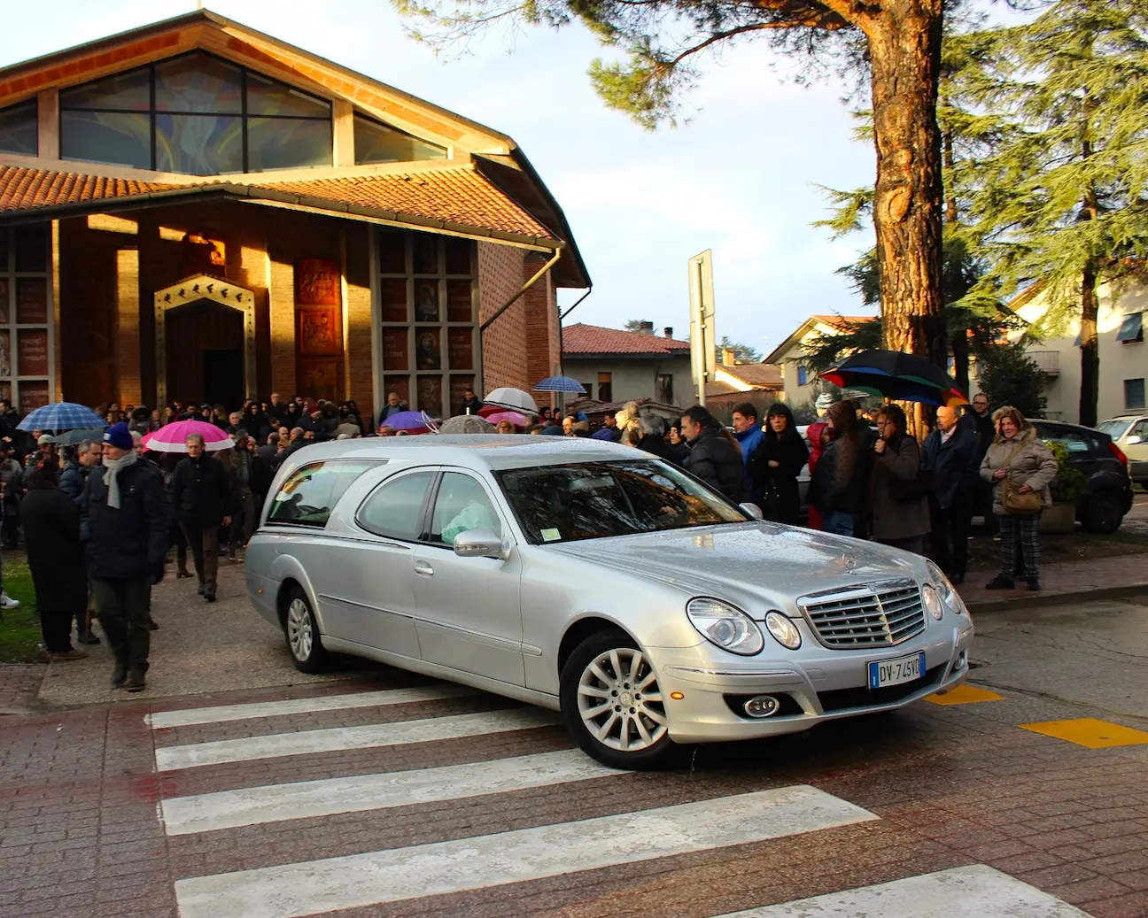 Barasso: furto in un carro funebre, denunciata una ventenne