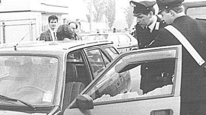 I carabinieri sul luogo dell’omicidio di Umberto Mormile