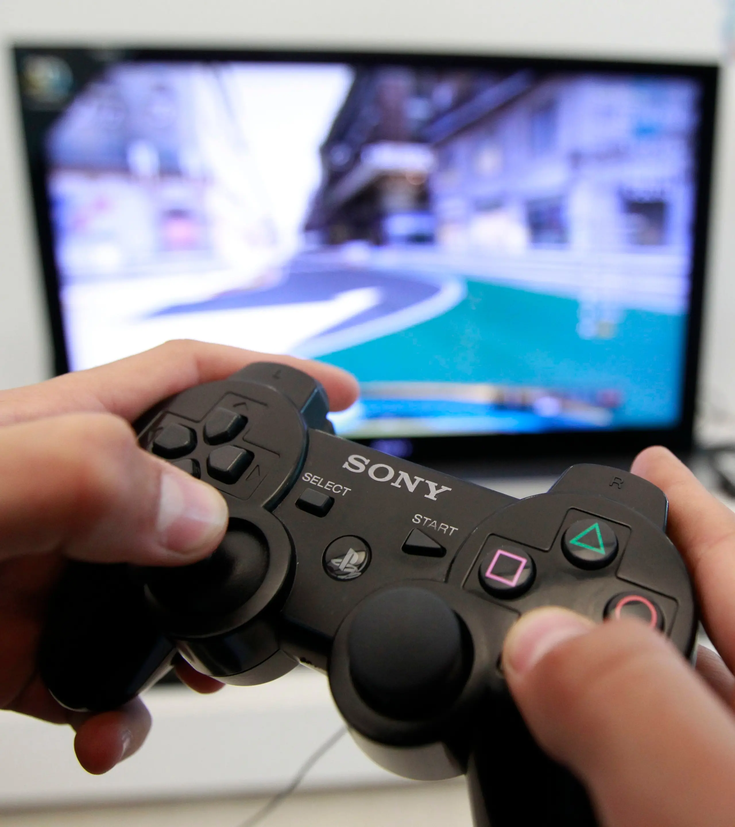 Biassono, tenta di vendere la playstation del figlio ma viene truffata