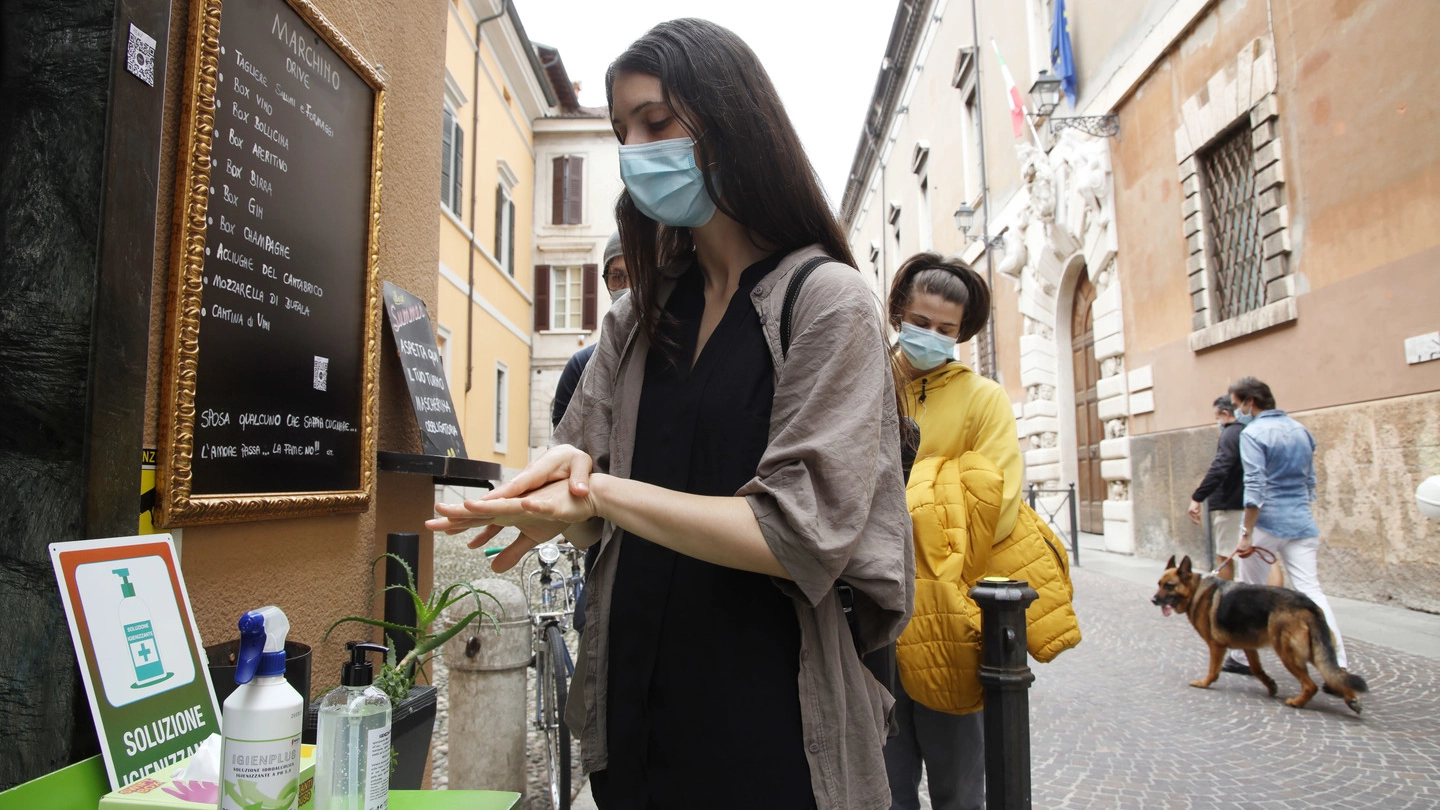 Disinfettanti fuori da un locale: i costi di gestione sono lievitati di 415 euro