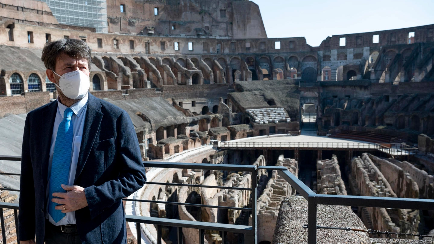 Il ministro dei Beni Culturali, Dario Franceschini, al Colosseo, icona del teatro vuoto