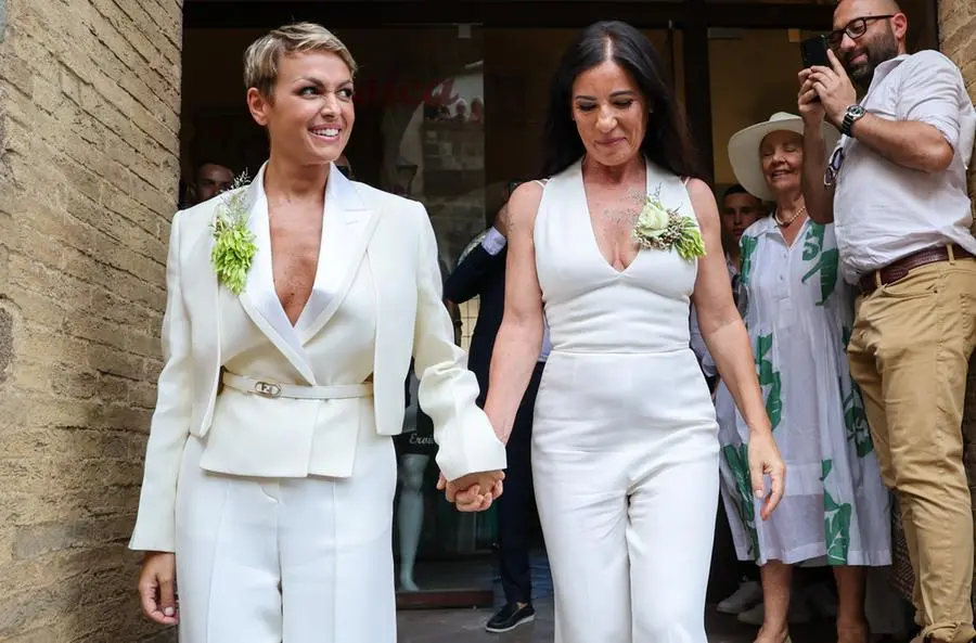 Paola Turci e Francesca Pascale spose, il dono del sindaco Pd e il "giallo" di Berlusconi