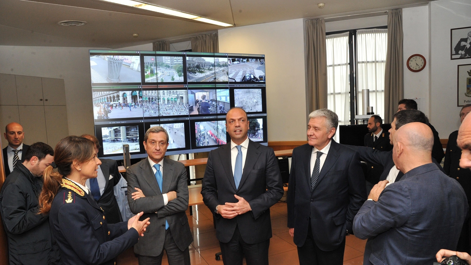 Il ministro Alfano in visita alla centrale operativa (Newpress)