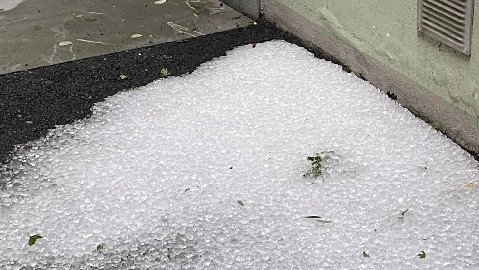 Grandinata a San Giovanni Bianco (Foto facebook Andrea Caldara)