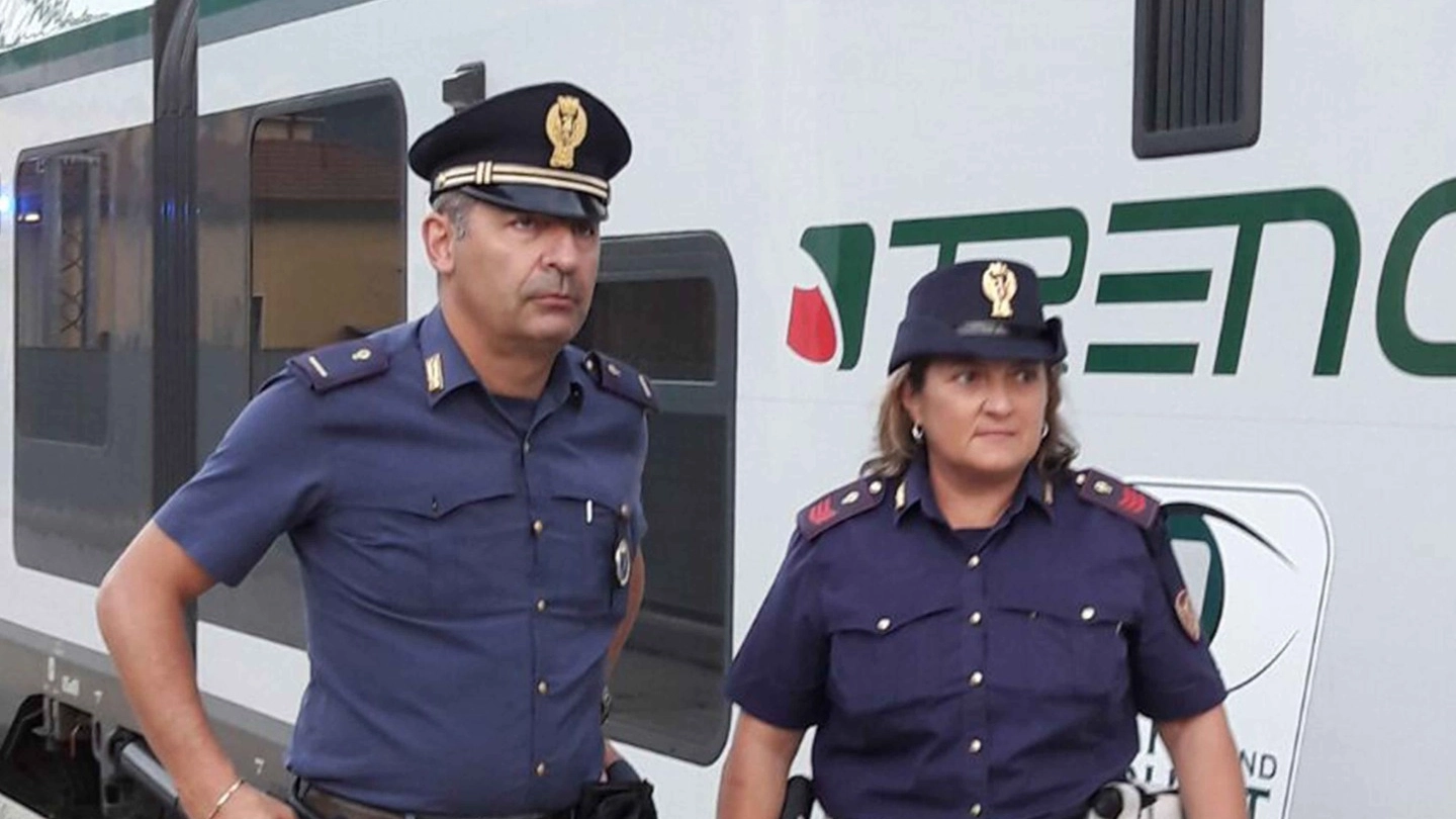 Pattugliamento di agenti della Polfer sulla linea ferroviaria Varese-Treviglio (Orlandi)