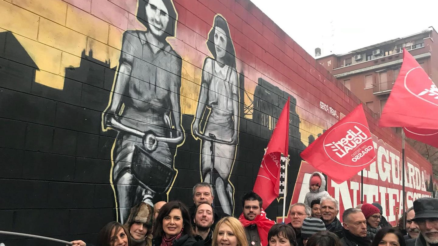 Laura Boldrini davanti al murales antifascista realizzato a Niguarda