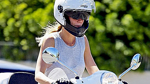 Gwyneth Paltrow in moto indossa un casco Nolan