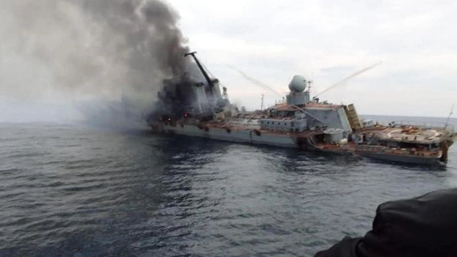 La nave ammiraglia russa Moskva in fiamme, prima di affondare