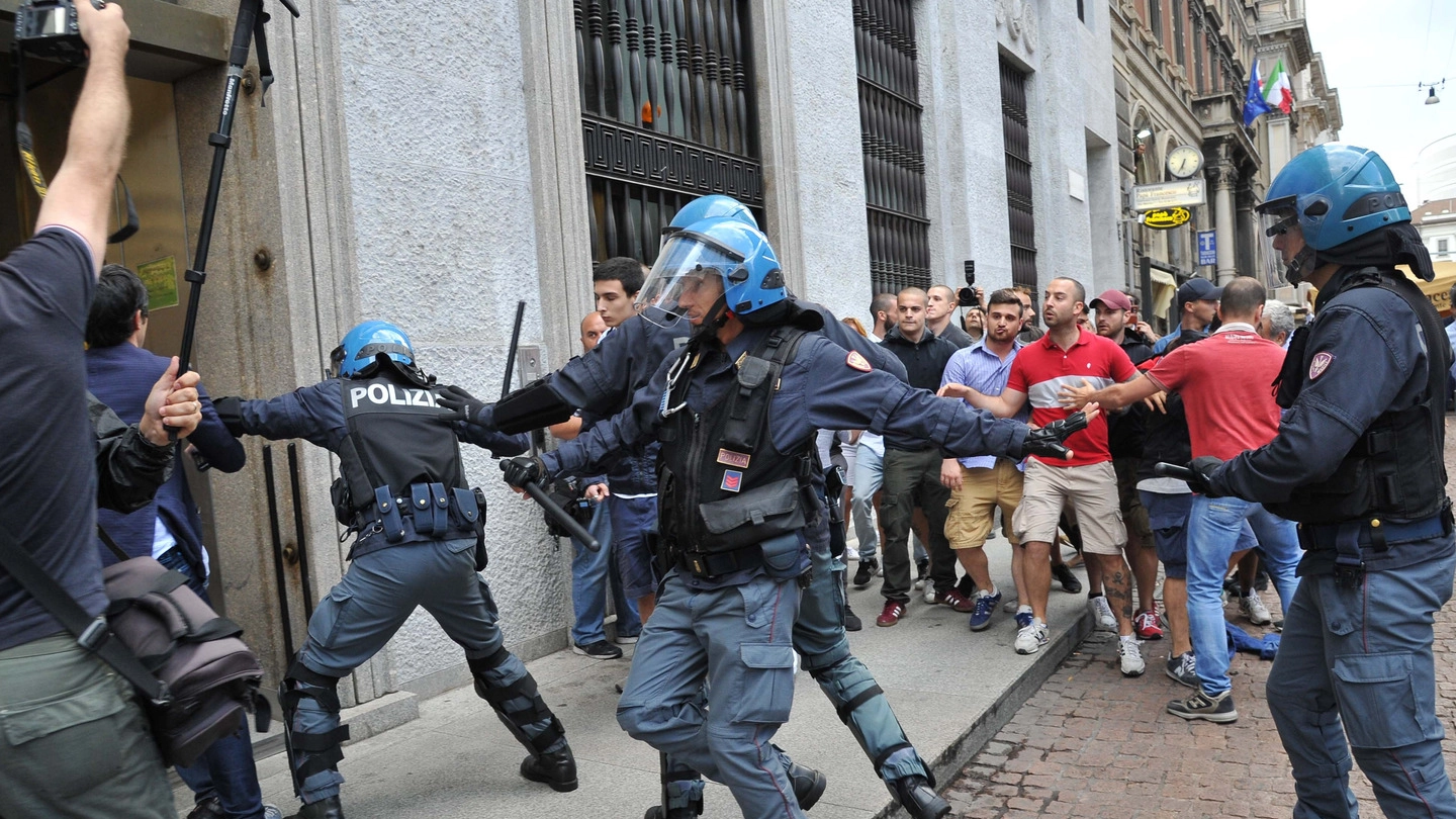L’intervento della polizia fuori da Palazzo Marino (Newpress)