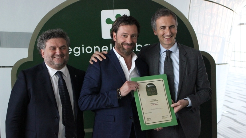 Andrea Camesasca riceve il premio per il ristorante fondato dal nonno