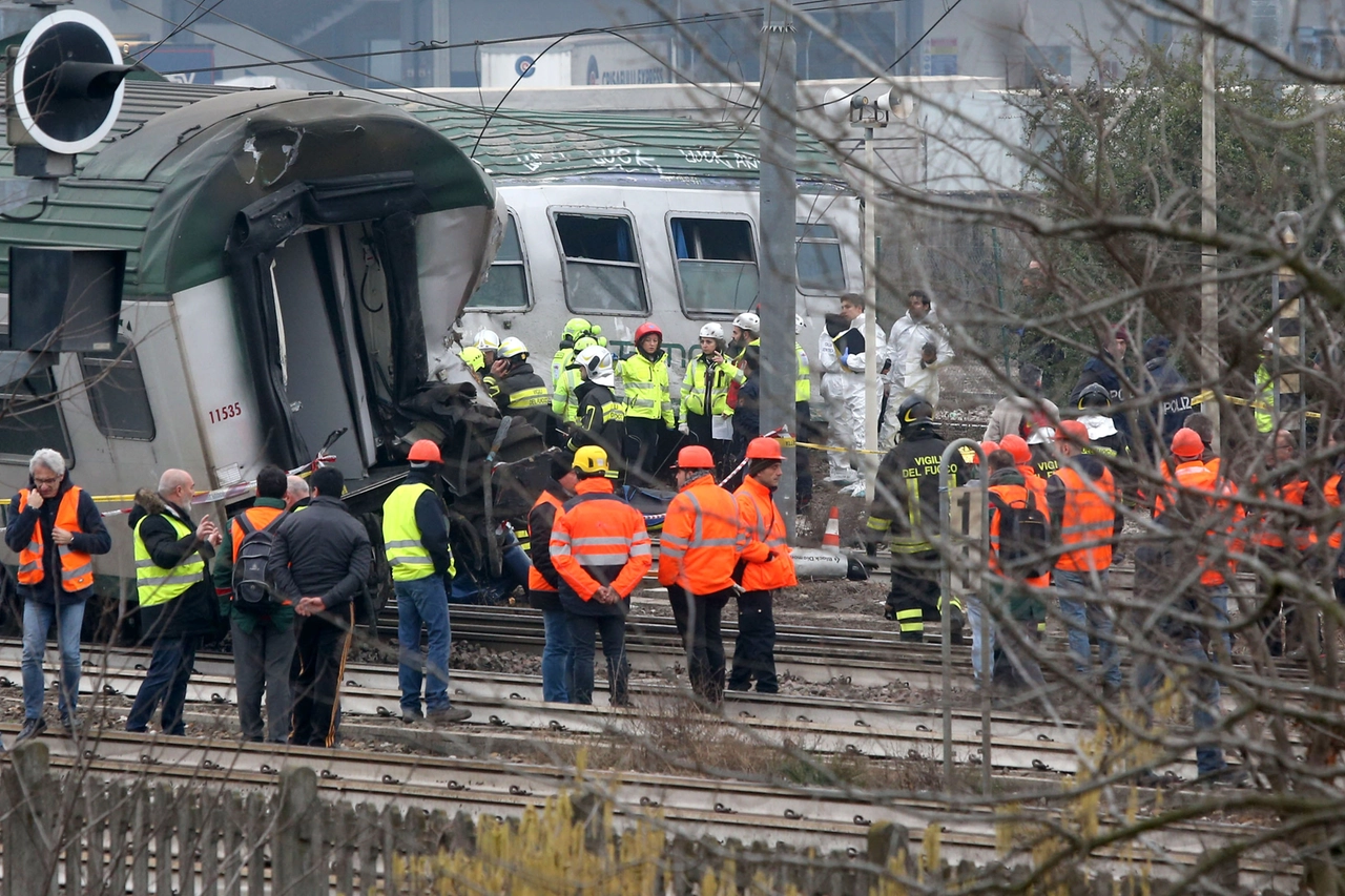 Treno deragliato nel Milanese