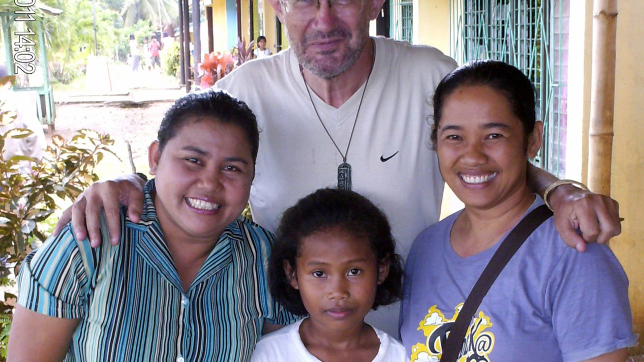 Padre Tentorio durante la missione nelle Filippine