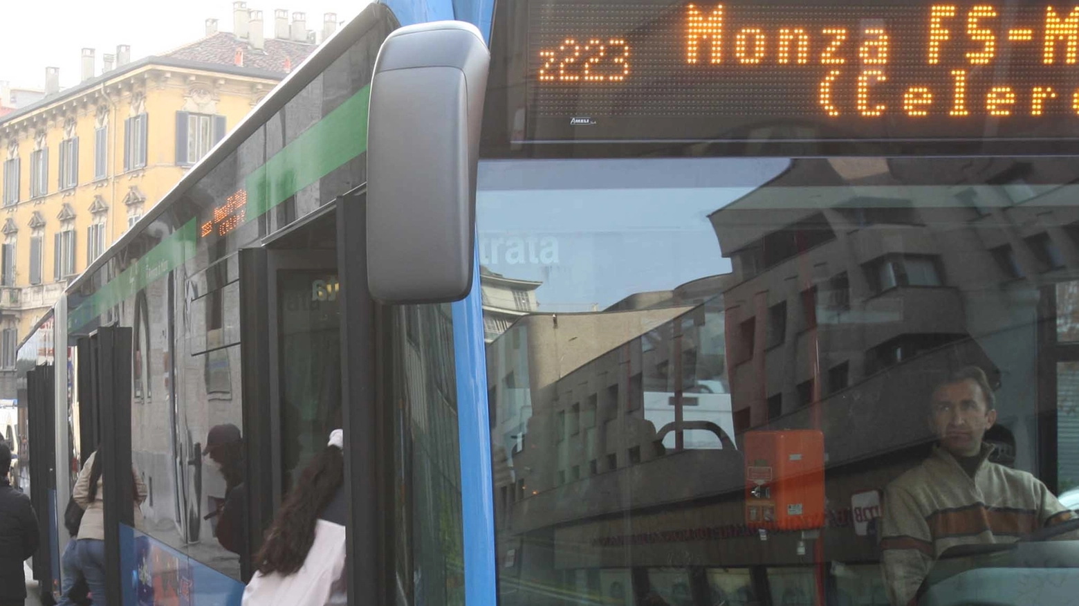 Un autobus a Monza (Foto archivio)