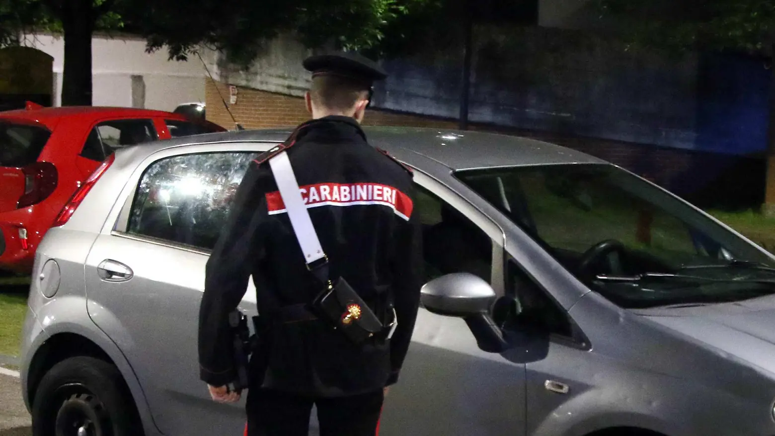 Spari nel parcheggio: due donne ferite. La pista della faida tra sinti Spari nel parcheggio: due donne ferite. La pista della faida tra sinti