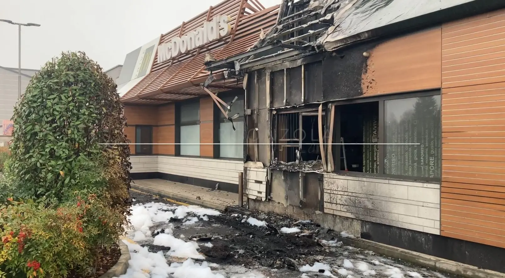 Gorgonzola, incendio al McDonald's: auto in fiamme danneggia il fast food