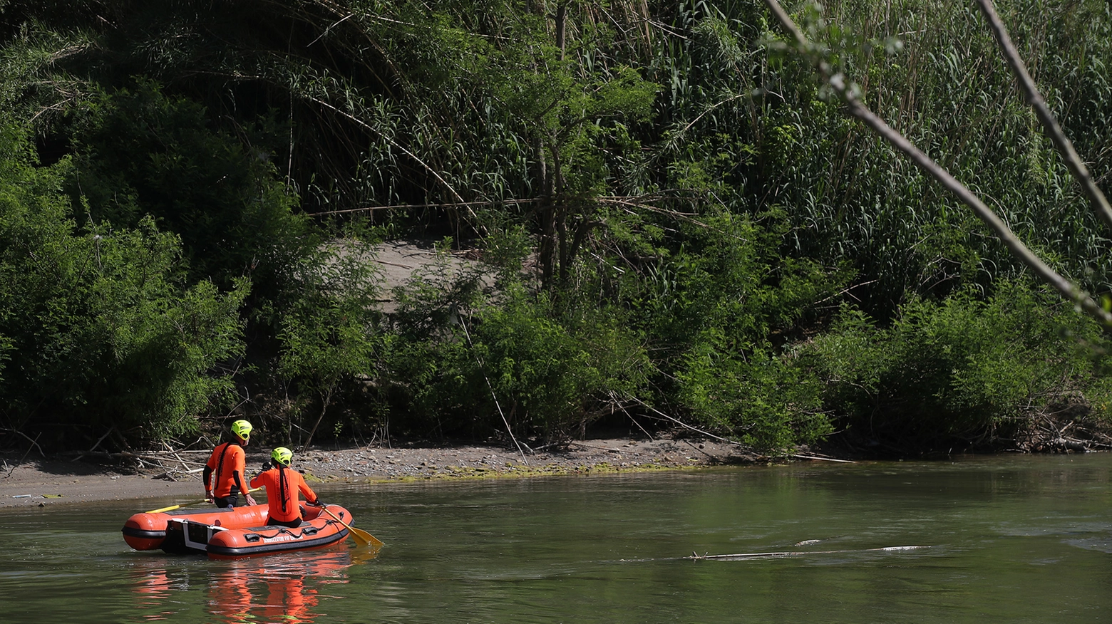 Revere (Mantova), i vigili del fuoco stanno perlustrando il fiume da ore: i due giovani stavano facendo il bagno con un gruppo di amici, poi sono scomparsi in acqua