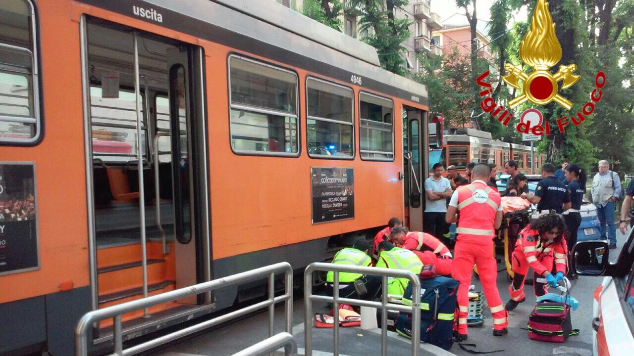 I soccorsi alla ragazzina rimasta incastrata sotto il tram 