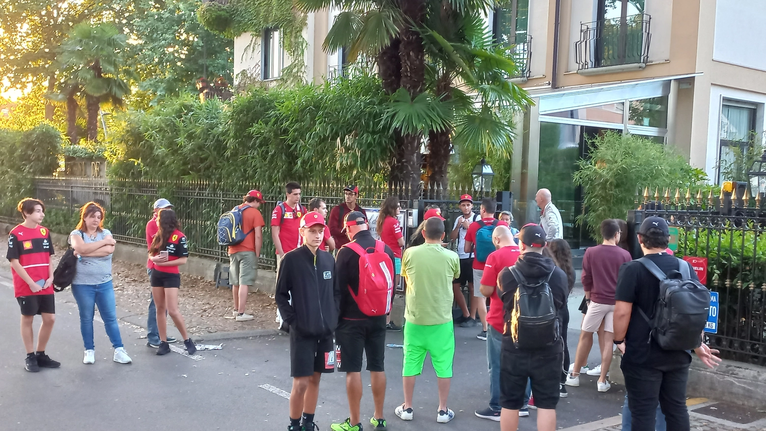 I tifosi fuori dall'Hotel de Ville quartier generale della Ferrari