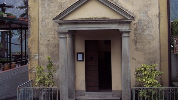 L'ingresso della chiesa di San Dionigi