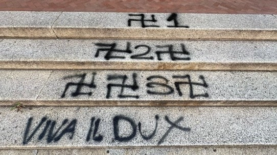 Inneggiamenti al Duce e svastiche sui gradini della scuola Inneggiamenti al Duce e svastiche sui gradini della scuola