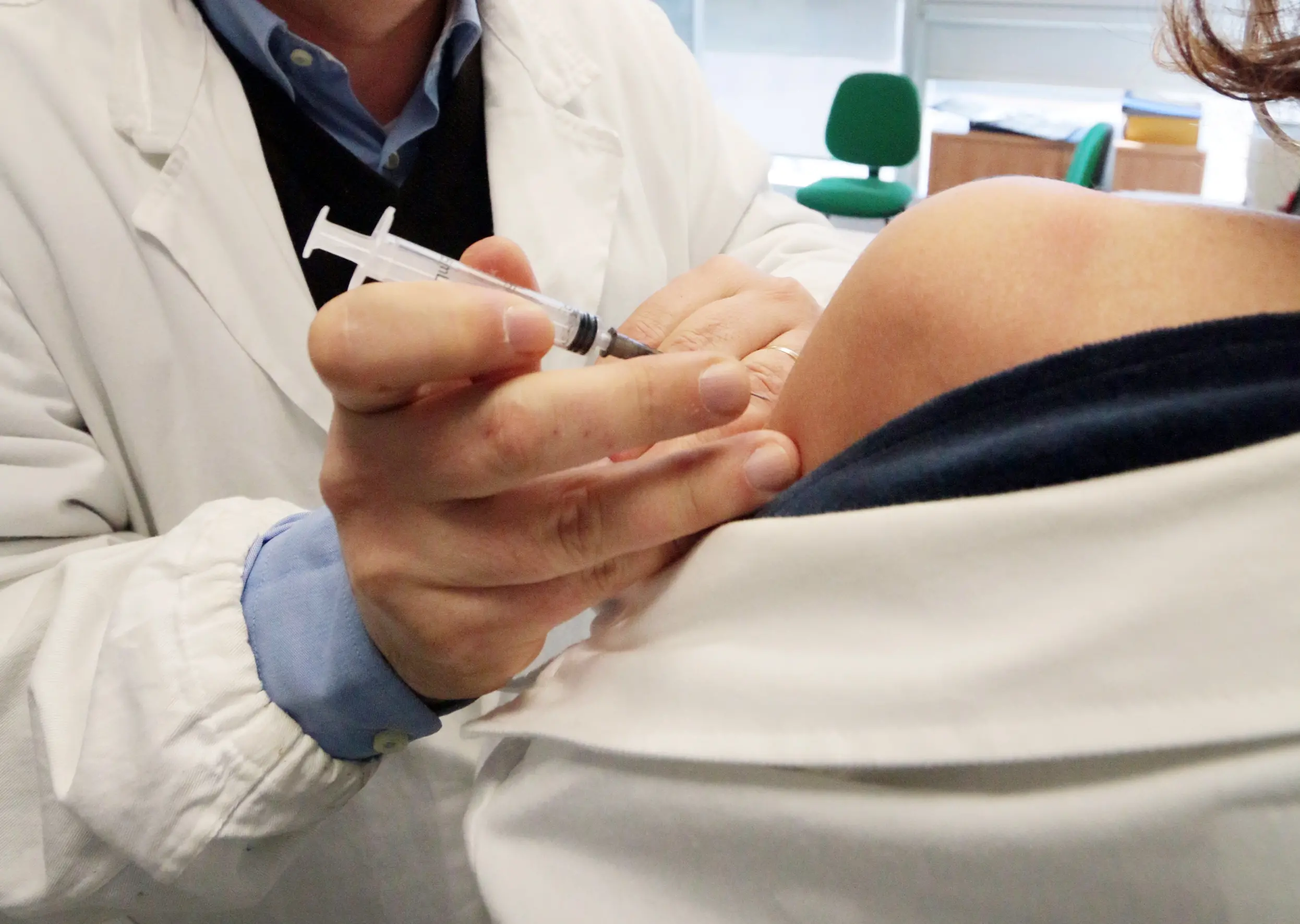 Brescia, paziente mette like a commento no vax: cacciato dal medico di base
