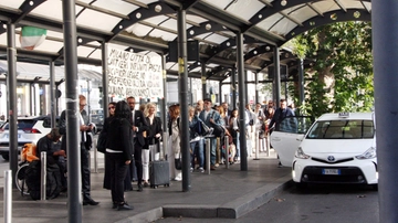 Milano, l’assessora del Comune: “Il 20% delle chiamate ai taxi resta senza risposta, con picchi del 40%”