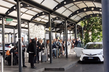 Milano, l’assessora del Comune: “Il 20% delle chiamate ai taxi resta senza risposta, con picchi del 40%”