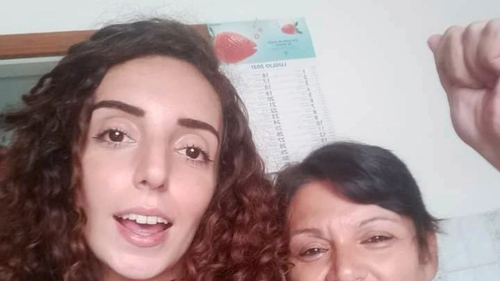 Una foto gioiosa di Desirée Gullo con la mamma Carmelina Lizzio