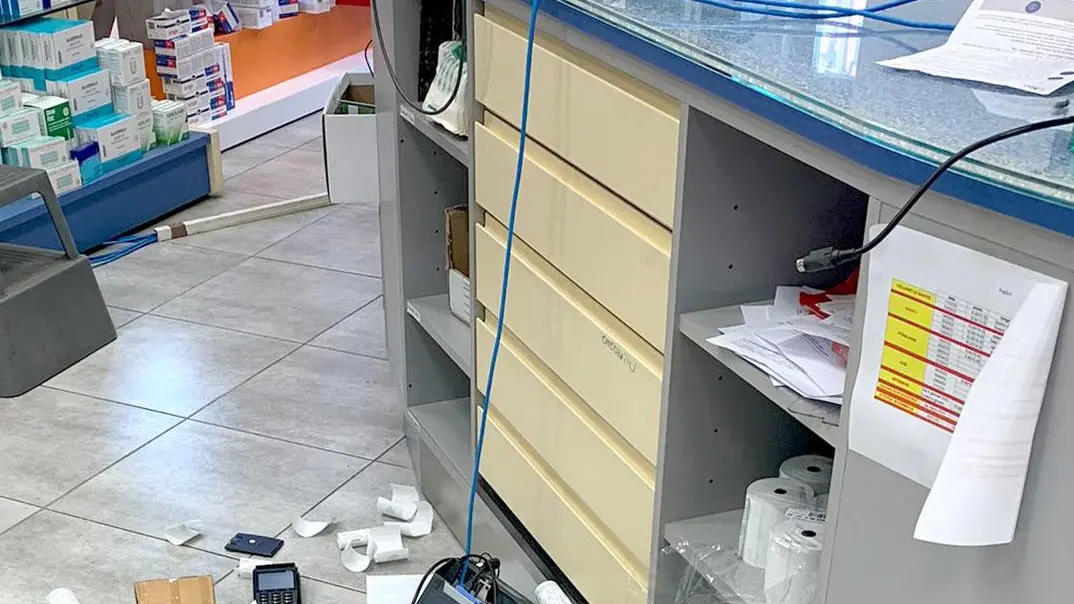 Sradica la cassa e si dà alla fuga Scena da film, giovane in cella Sradica la cassa e si dà alla fuga Scena da film, giovane in cella