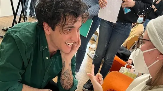 Tananai con una giovane ospite del Centro Maria Letizia Verga di Monza (Instagram: comitatoverga)