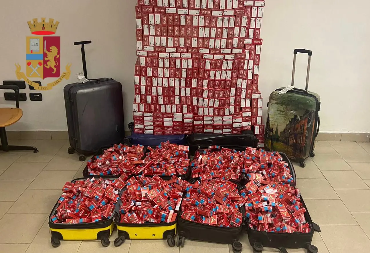 Milano, in hotel con 471 stecche di sigarette: 5 arresti per contrabbando