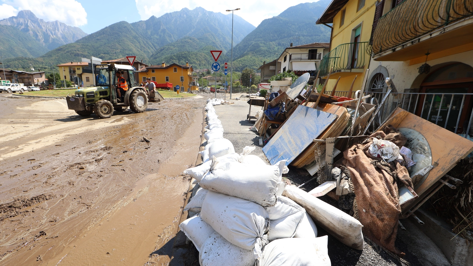 Maltempo nel Bresciano, in Valle Camonica si torna a scavare