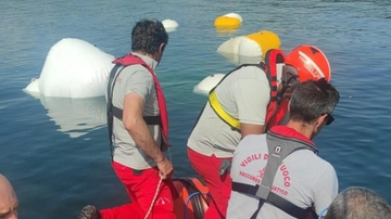 Barca ribaltata sul lago Maggiore, le indagini: portabilità, allerta meteo e dinamica. I punti da chiarire