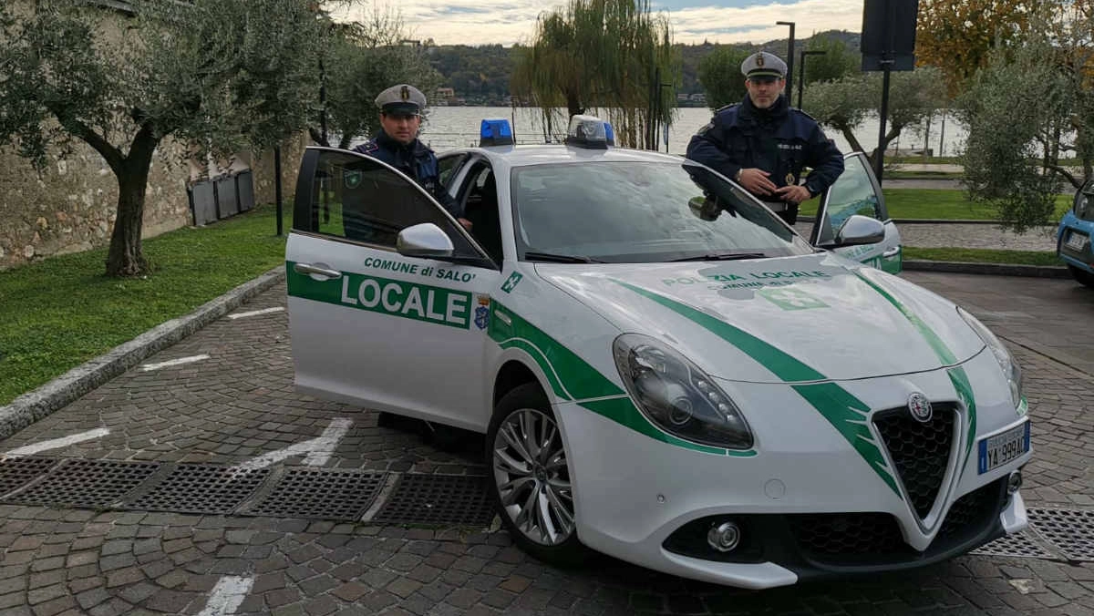 Sul posto è intervenuta la polizia locale di Salò (foto di repertorio)