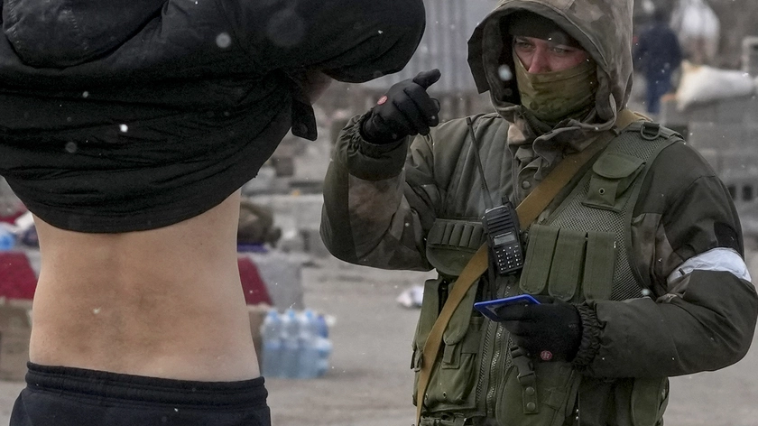 Mariupol, un civile controllato a un posto di blocco dai separatisti filo-russi