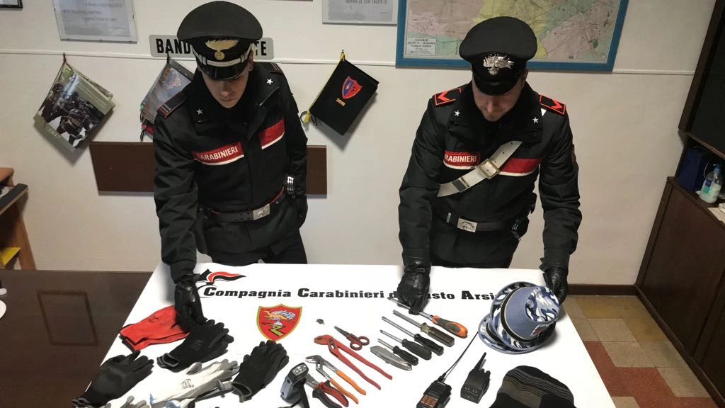 Gli oggetti sequestrati dai carabinieri