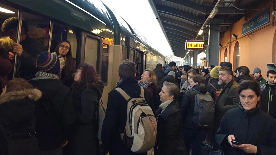 I pendolari accalcati in stazione a Cernusco Lombardone