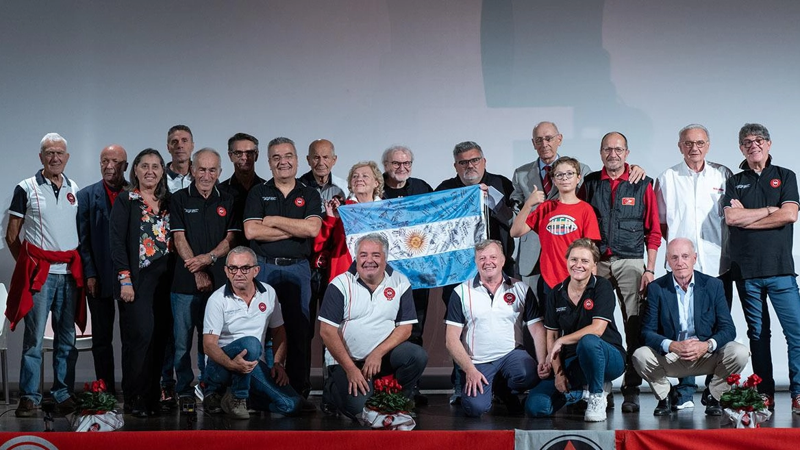 Gilera, la leggenda sale sul palco: "Il lavoro? Un divertimento". Tutti i volti di un marchio mitico Gilera, la leggenda sale sul palco: "Il lavoro? Un divertimento". Tutti i volti di un marchio mitico