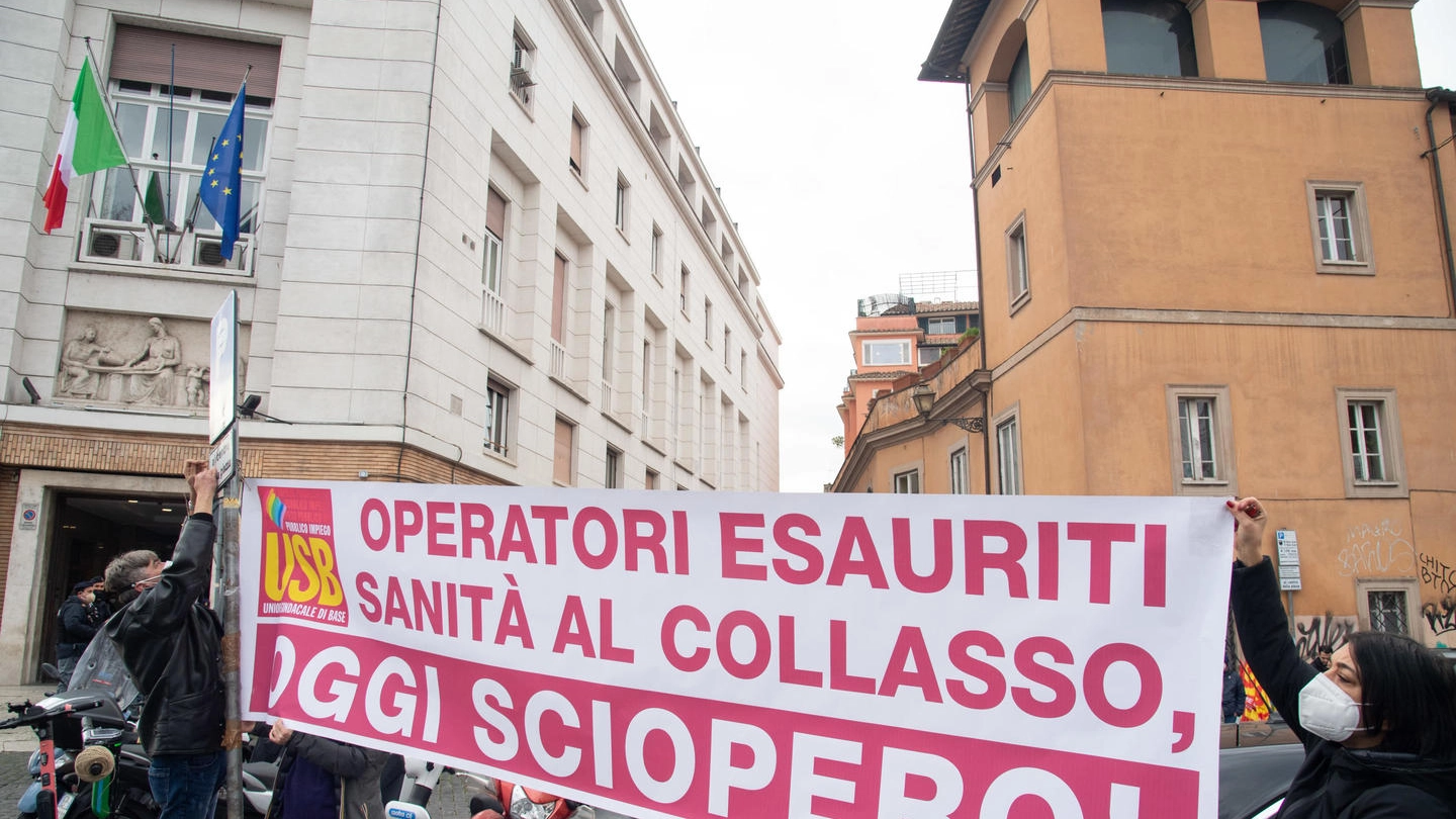 Un momento della manifestazione degli infermieri davanti al Ministero della Salute a Roma