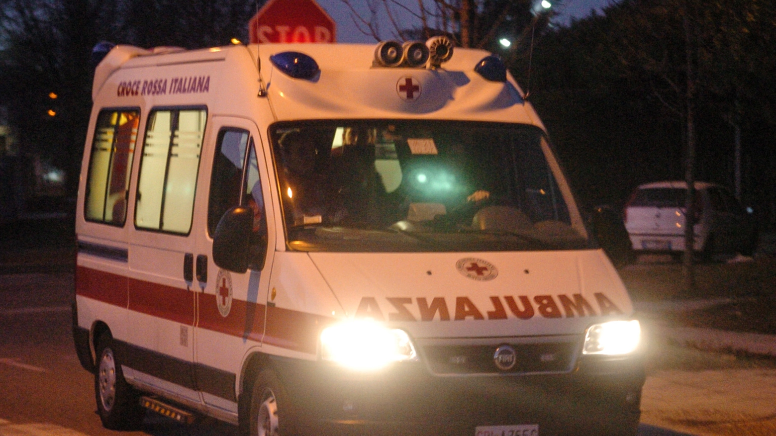 Un'ambulanza (foto Newpress)