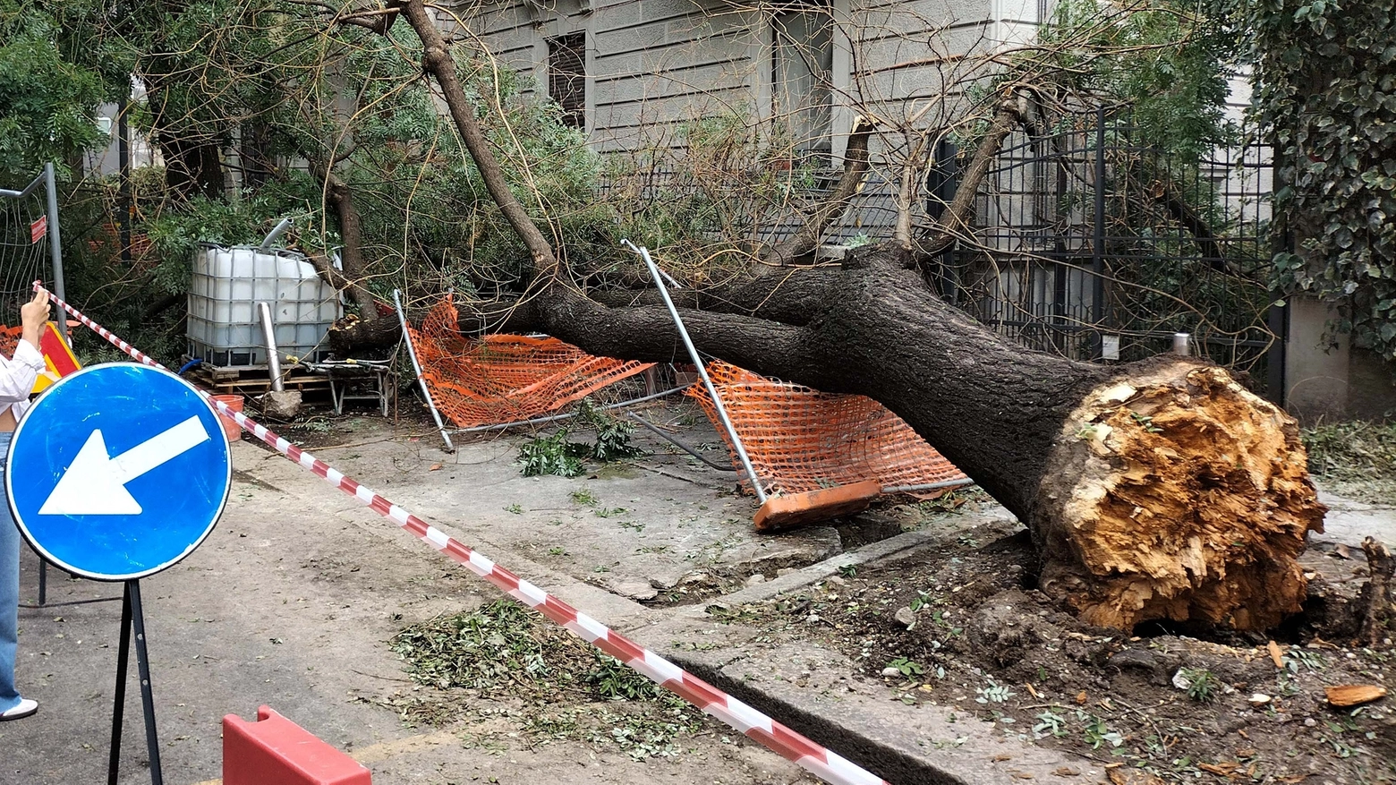I danni delle tempesta in via Massena