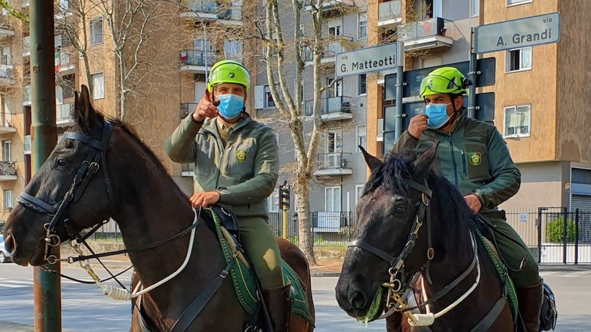 I controlli della protezione civile a cavallo per le vie di Bresso
