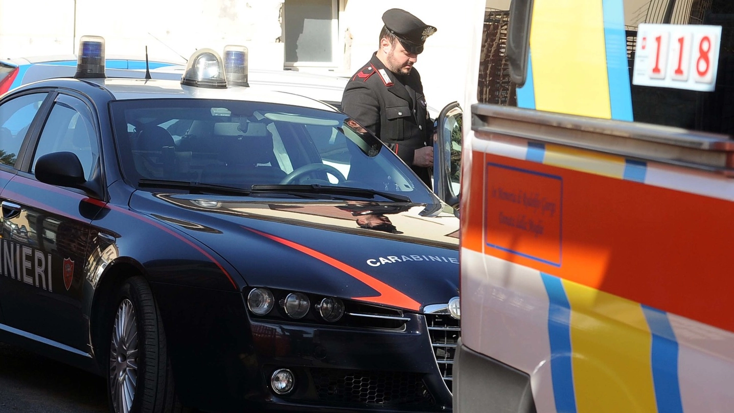 Ambulanza e carabinieri (foto d’archivio)