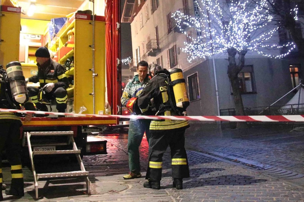 Pompieri in azione a Chiesa in Valmalenco