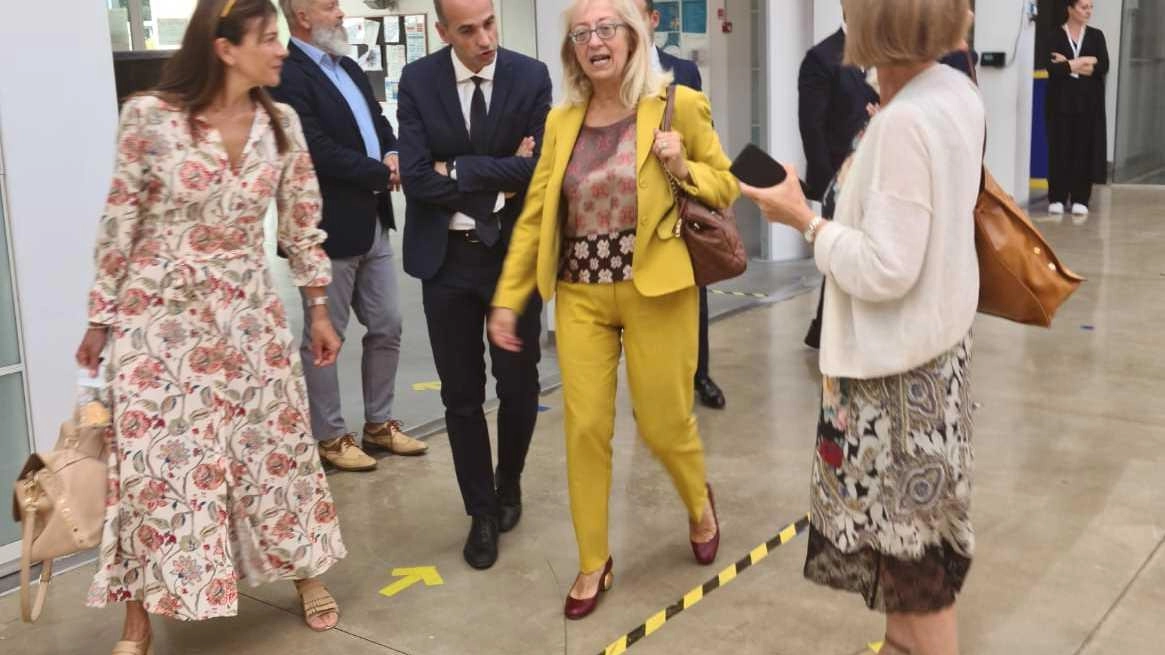 Una giornata tra dolci e legno. La prefetta nelle scuole “del fare” Una giornata tra dolci e legno. La prefetta nelle scuole “del fare”