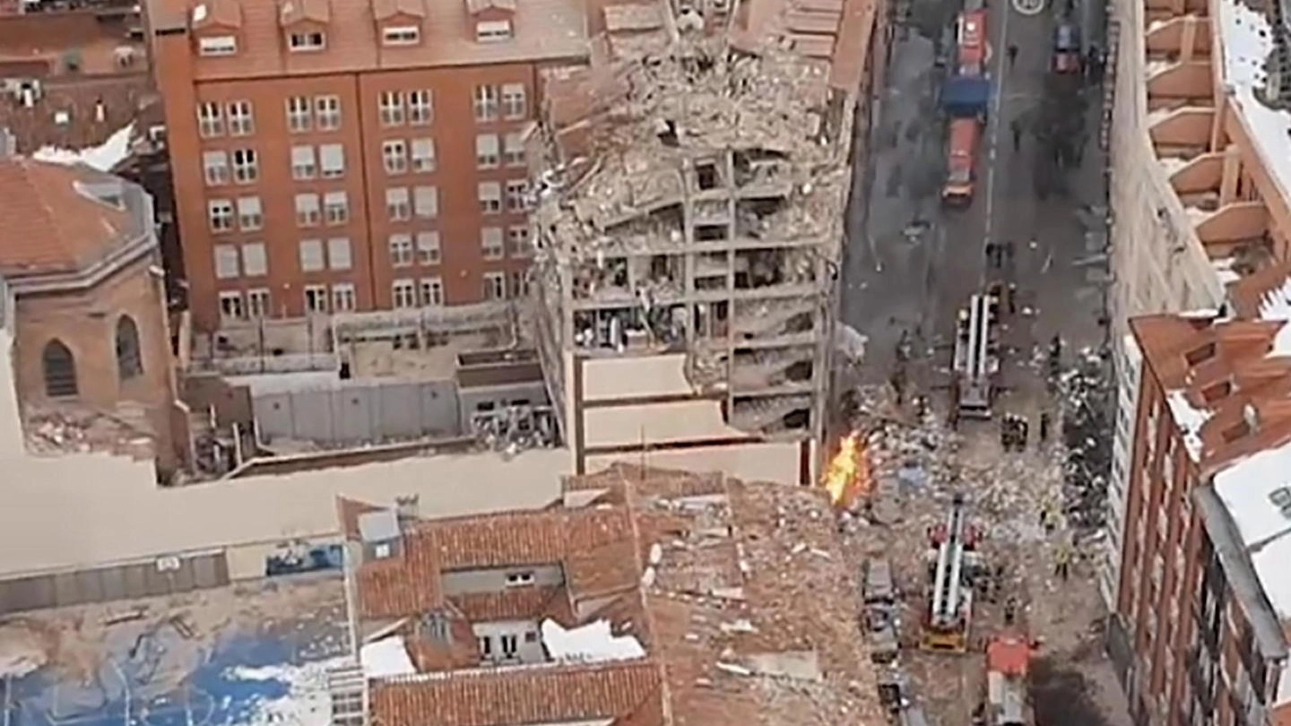Madrid, l'edificio distrutto visto dall'alto (Ansa)