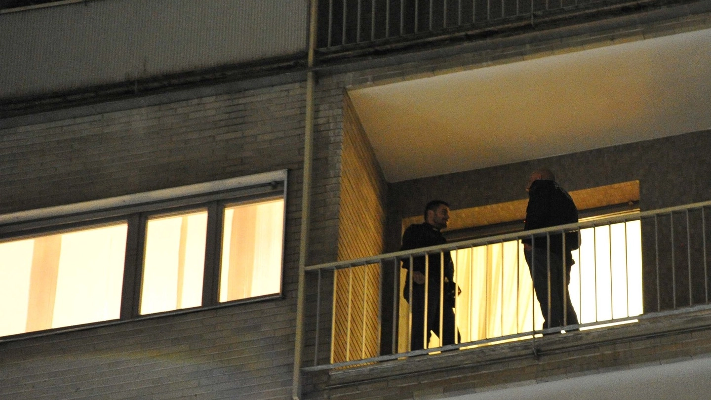 CHOC Sopra, gli investigatori sul balcone dell’appartamento del quinto piano dove è avvenuta la tragedia; a sinistra, vicini e conoscenti dietro il portone d’accesso  al palazzo; a destra, l’edificio di via Emanuele Filiberto  (Newpress)