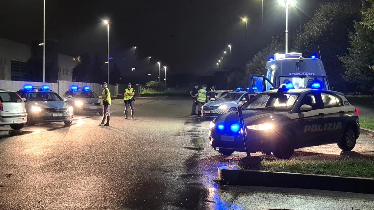 Agenti di polizia impegnati durante i controlli Agenti di polizia impegnati durante i controlli